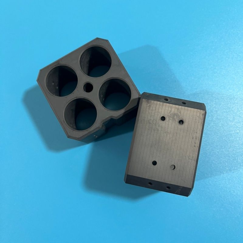 Dispositivo SiC con base di montaggio multi-cavità in ceramica al carburo di silicio 