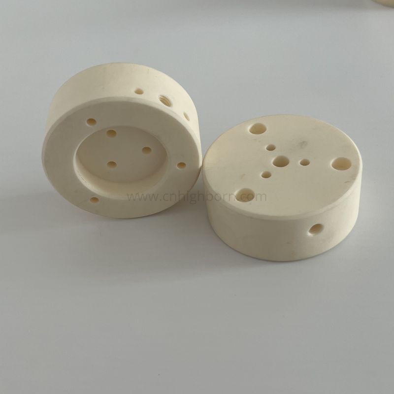 Disco ceramico lavorato con precisione in allumina al 95% con fori