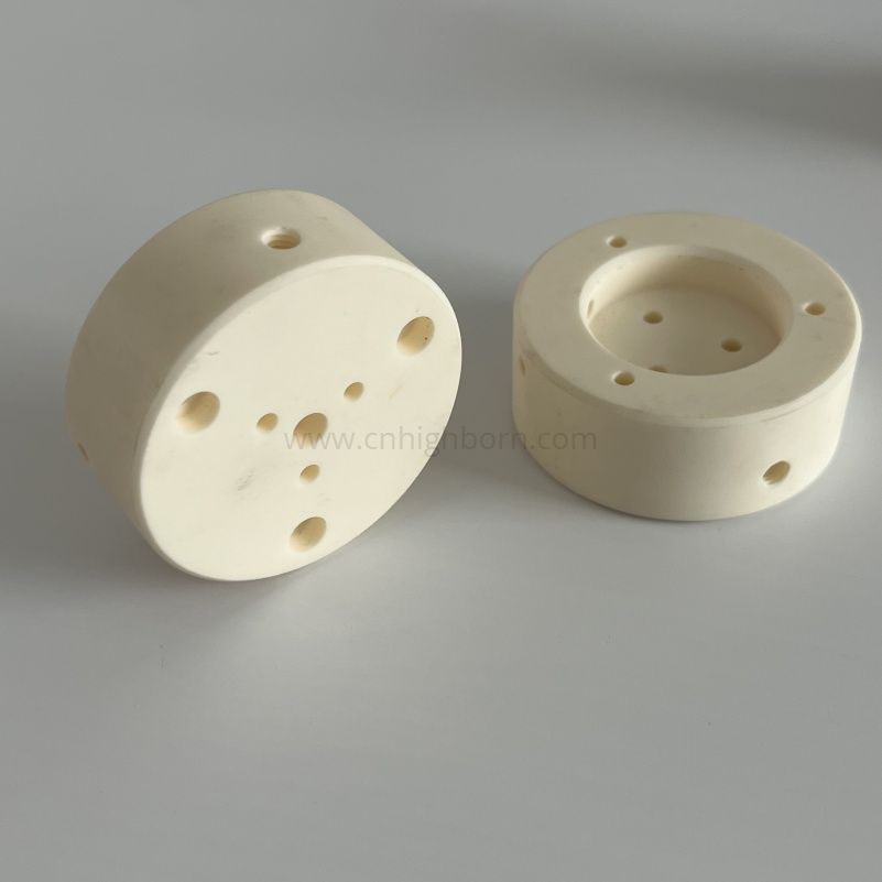 Blocco rotondo in ceramica di allumina lavorata a CNC al 99,5% Al2o3