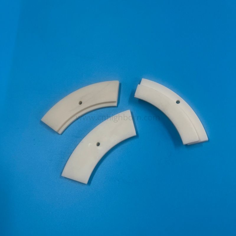 Piastra Al2o3 con segmento di arco in ceramica di allumina ad elevata purezza al 99% con foro di montaggio