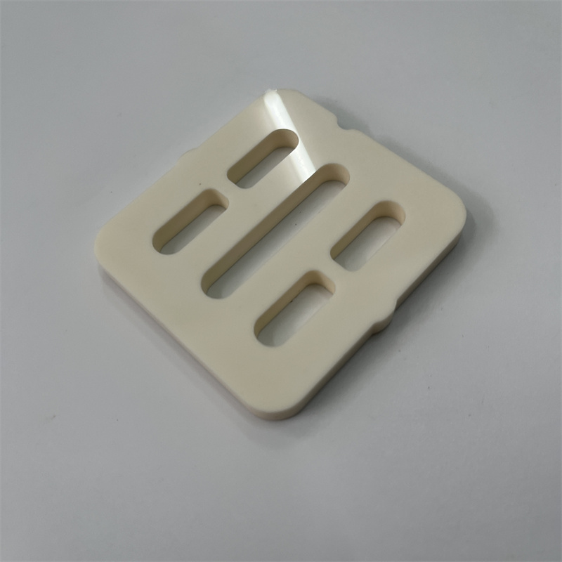 Ulteriore lavorazione Piastra in ceramica Al2o3 isolante in allumina